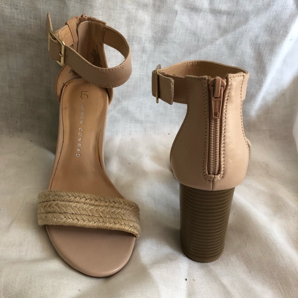 Size 7 women’s tan shoe